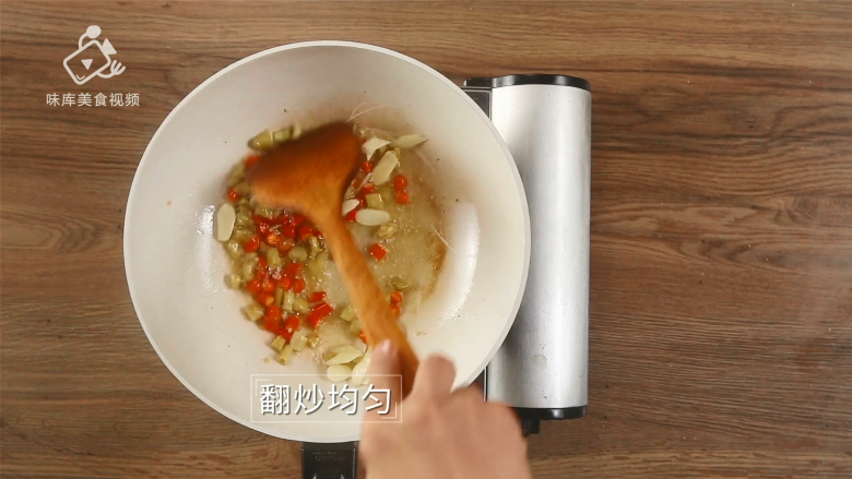 秘制泡椒鸡胗,爽脆入味还下饭,翻炒均匀