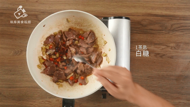 秘制泡椒鸡胗,爽脆入味还下饭,加入1茶匙白糖