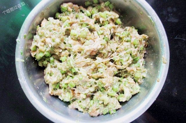 猪肉芹菜包,猪肉剁成肉泥,打入适量的清水,加入芹菜碎,以及生抽和胡椒粉、盐,和几滴香油顺一个方向搅拌均匀