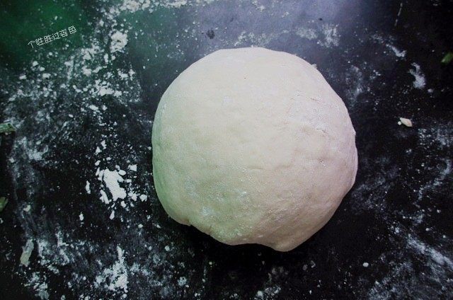 猪肉芹菜包,等面团发至2倍大时,从碗中转移出来到案板上,第二次揉面,排出空气,将面团再一次揉至光滑