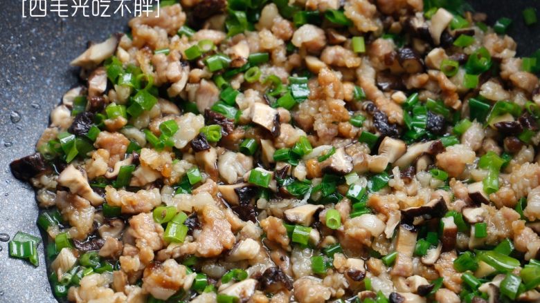 糯米鱿鱼酿,热油,下五花肉肉丁、香菇丁、葱花炒香;