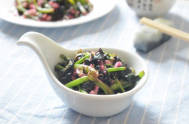 蒜蓉苋菜,翻炒入味后,即可出锅