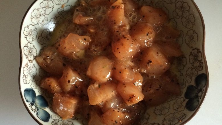 芝加哥香酥鸡米花,再放入蛋液,抓均拌匀
