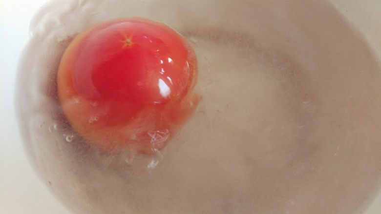西红柿土豆炖牛肉,<a style='color:red;display:inline-block;' href='/shicai/ 3551'>西红柿</a>放入沸水中汆十来秒,取出