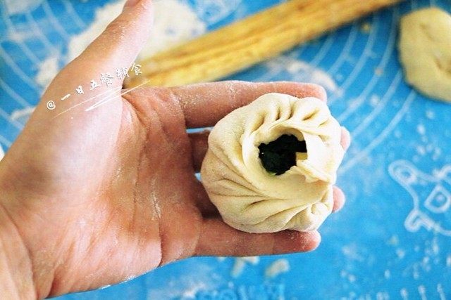 绿油油的菜包子,多捏点褶子比较好看,一个褶子挨着一个褶子捏好,最后转半圈即成。