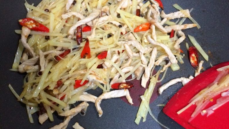 土豆丝炒肉,土豆丝炒软后放入之前炒好的肉丝,均匀混合为止