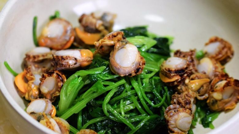 菠菜拌扇贝,将扇贝肉和菠菜入一容器中,加入蒜末、小米辣