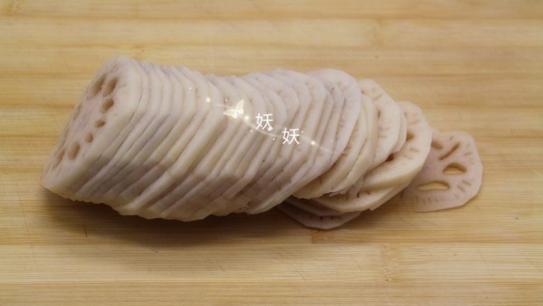 胭脂藕片,<a style='color:red;display:inline-block;' href='/shicai/ 30'>莲藕</a>去皮,切片。