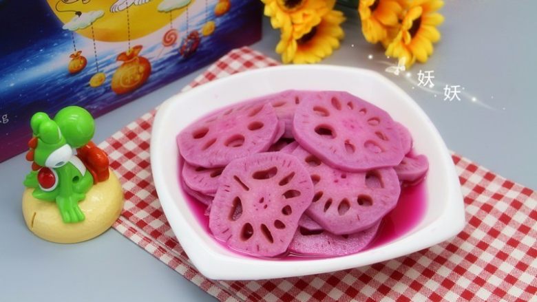 胭脂藕片,放入冰箱冷藏一晚上,第二天取出食用即可,如果白天做,至少浸泡两个小时上色才好看,时间越久颜色越深,吃起来没有苋菜的味道,只有颜色。