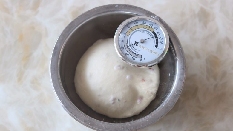 火腿土司,8.面团放入盆内盖保鲜膜进行第一次发酵 (第一次发酵的最佳温度是26-29度 湿度在75%)