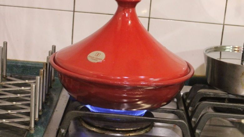 东坡肉,蒸肉可以用电饭锅或蒸笼来蒸。这次用塔吉锅来蒸,感觉也很方便又不会滴太多水,也是很好的另类选项。
