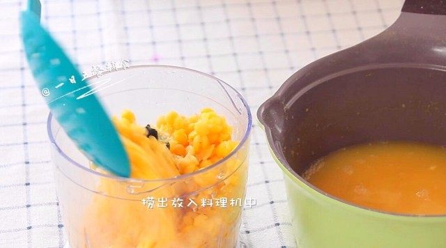 豌豆黄,泡好的豌豆,放入锅中大火煮开,转小火20分钟。用漏筛捞出来放入料理机。🌻小贴士:煮的时候容易扑锅,记得锅不要盖严!用漏筛很重要,把水分滤掉