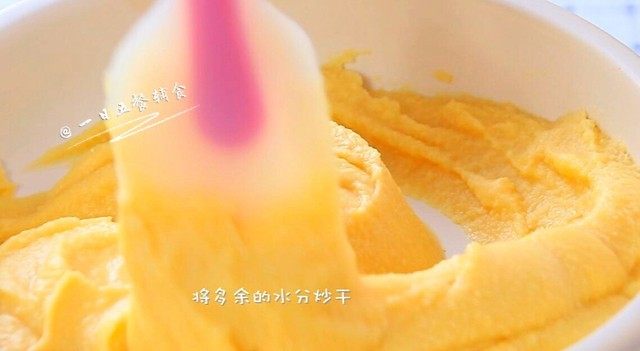 豌豆黄, 豌豆茸放入锅中小火炒,将多余的水分炒干。
🌻小贴士:这样打出来的豌豆茸,已经很有形,基本不用炒。