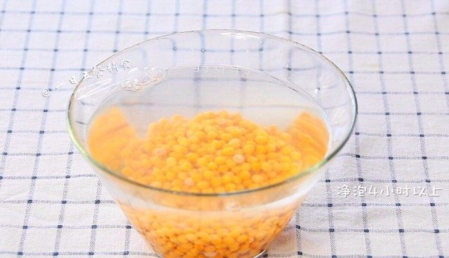 豌豆黄,干豌豆加3倍水冰箱中浸泡4个小时以上。
🌻小贴士:泡之前将一些杂豆,坏豆挑出来。柚子妈是在马云家买的脱皮干豌豆。