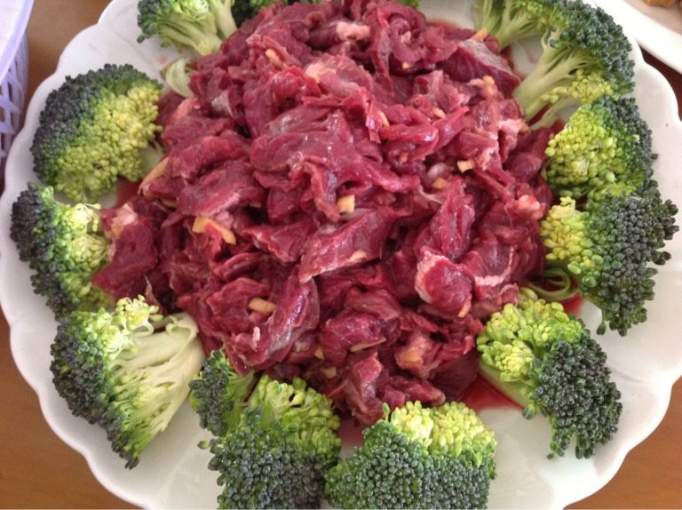 羊肉火锅,如图<a style='color:red;display:inline-block;' href='/shicai/ 216'>牛肉</a>切片放料酒和姜,胡椒粉少许腌制15分钟摆盘