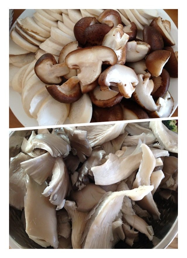 羊肉火锅,如图蘑菇,凤尾菇,杏鲍菇洗干净切好摆盘