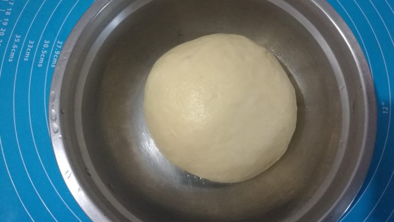 淡奶油柔软白吐司,面团收圆,放盆内盖保鲜膜室温发酵。