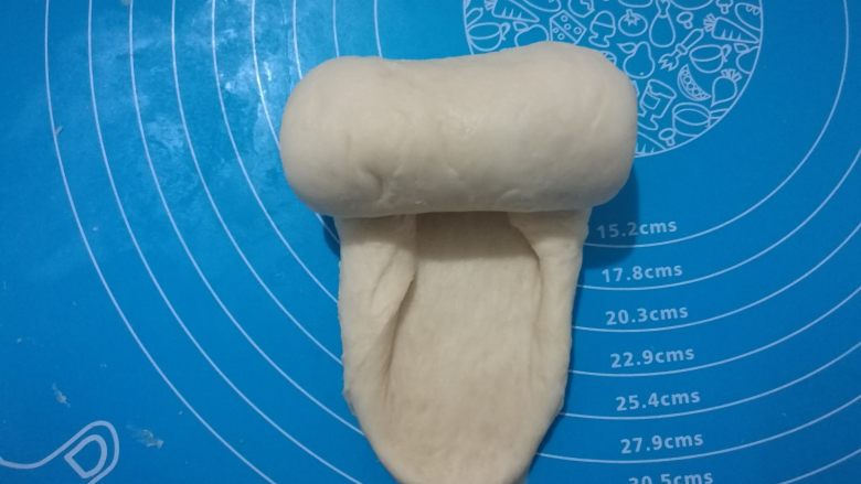 淡奶油柔软白吐司,两边折进去,自上而下卷起。