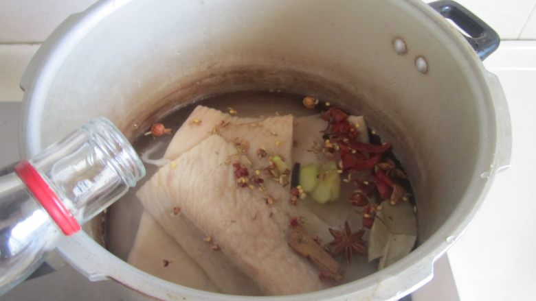 青椒洋葱炒牛肚丝,<a style='color:red;display:inline-block;' href='/shicai/ 221'>牛肚</a>放入高压锅中, 加入大料和适量的高度白酒;