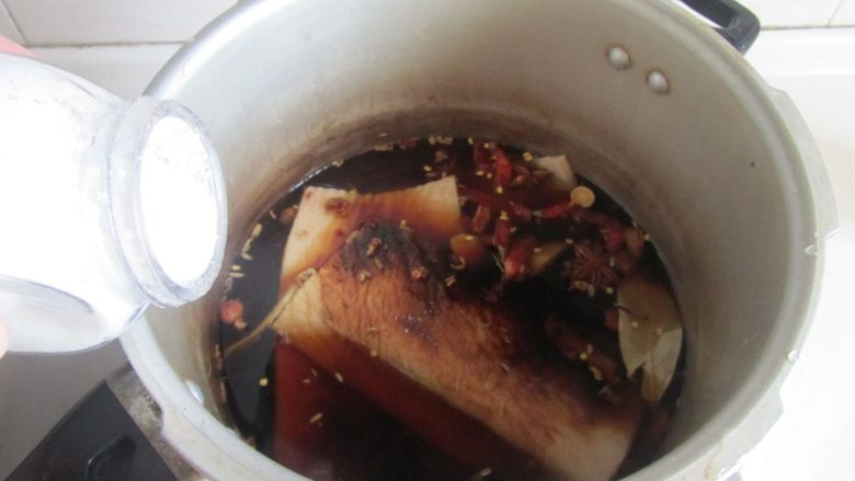青椒洋葱炒牛肚丝,加入2勺<a style='color:red;display:inline-block;' href='/shicai/ 762'>老抽</a>和少许的盐;