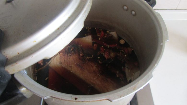 青椒洋葱炒牛肚丝,大火煮开,气压阀叫后转为小火炖煮15分钟;