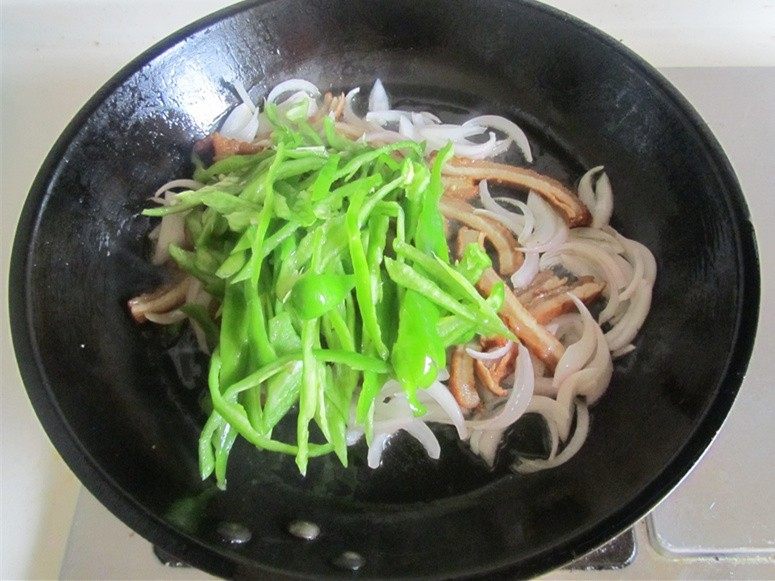 青椒洋葱炒牛肚丝,翻炒几下后加入<a style='color:red;display:inline-block;' href='/shicai/ 61'>青椒</a>丝翻炒;