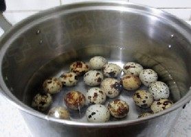 鱼香虎皮鹌鹑蛋,将鹌鹑蛋放入冷水锅中,煮熟
