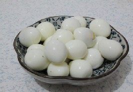 鱼香虎皮鹌鹑蛋,煮熟的鹌鹑蛋剥去蛋壳后擦干水分