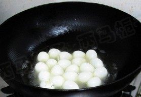 鱼香虎皮鹌鹑蛋,下入6成热的油锅中