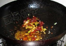鱼香虎皮鹌鹑蛋,锅中留底油,下入放入郫县豆瓣酱炒出红油后下入葱姜蒜炒香
