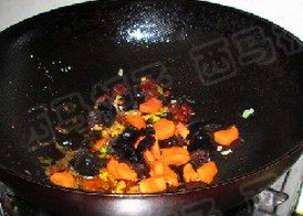 鱼香虎皮鹌鹑蛋,倒入木耳 胡萝卜继续翻炒均匀