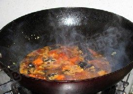 鱼香虎皮鹌鹑蛋,加入<a style='color:red;display:inline-block;' href='/shicai/ 718'>料酒</a> <a style='color:red;display:inline-block;' href='/shicai/ 692'>酱油</a> <a style='color:red;display:inline-block;' href='/shicai/ 10588'>糖</a> 醋 盐和适量的清水烧开