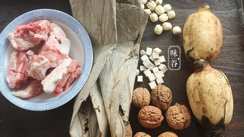荷叶莲子莲藕去暑汤,准备好材料,清洗干净;