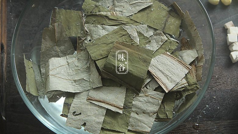 荷叶莲子莲藕去暑汤,如果是鲜<a style='color:red;display:inline-block;' href='/shicai/ 3165'>荷叶</a>的话刷洗干净,过开水淖一下去除涩味,捞出;买不到新鲜的用干品代替也可以,剪成一块块;