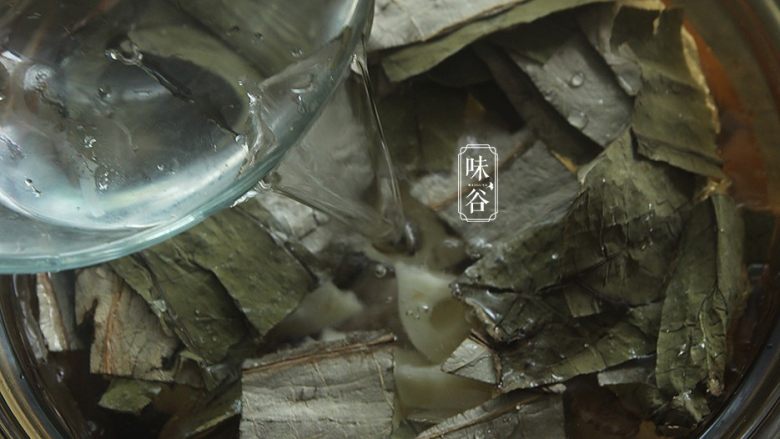 荷叶莲子莲藕去暑汤,最后加适量清水。(水量:大约2L左右)盖上盖子,大火沸腾后转小火煲1.5小时。