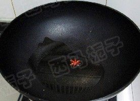 红烧杏鲍菇,锅中注入油，下入<a style='color:red;display:inline-block;' href='/shicai/ 695'>八角</a>炒香