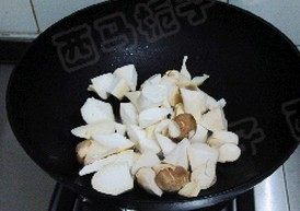 红烧杏鲍菇,下入杏鲍菇煸炒均匀