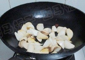红烧杏鲍菇,转小火，煸炒至杏鲍菇微黄，水分减少