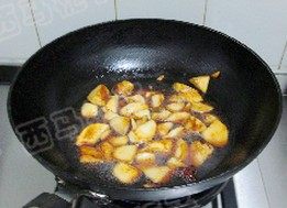 红烧杏鲍菇,加入热水，没过杏鲍菇