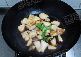 红烧杏鲍菇,烧开后加入盐和葱姜