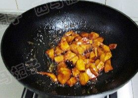 红烧杏鲍菇,焖至汤汁浓缩加入<a style='color:red;display:inline-block;' href='/shicai/ 756'>鸡精</a>调味即可
