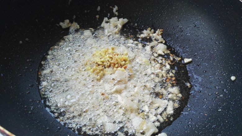 百变面食之家常生煎包,放入姜粒翻炒下。