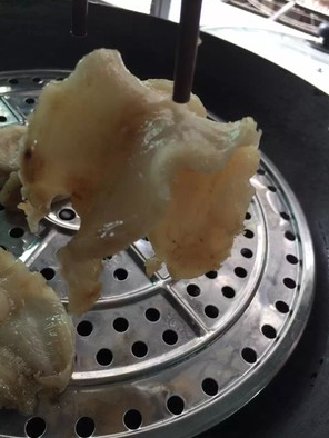 【小森妈妈菜谱】花胶高丽参炖乳鸽,花胶和高丽参用清水泡发一整夜(泡发花胶的碗盆要干净无油,水越多越好,让花胶完全没入水中)。后面附带泡发花胶的技巧!