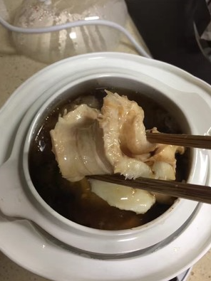 【小森妈妈菜谱】花胶高丽参炖乳鸽,乳鸽洗净,,一起飞水(放入凉水中,大火煮开沸滚3~5分钟,然后将水倒掉,冲洗干净)!再切三片生姜,和浸泡后的花胶,高丽参和乳鸽一起放入锅中,