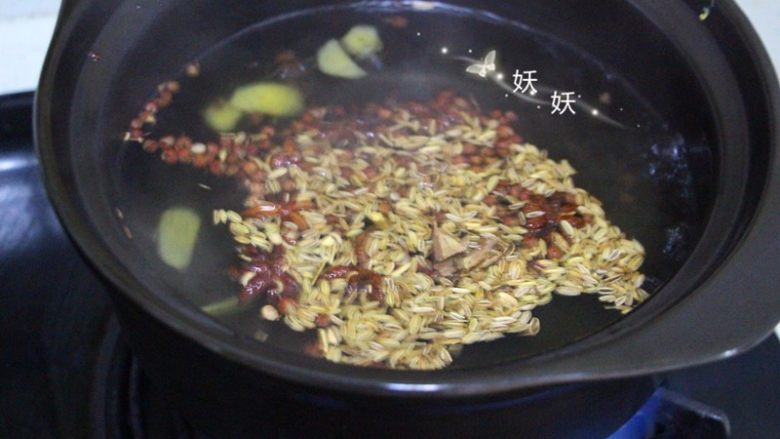 盐水毛豆,烧开一锅水,先把料放进去煮3,5分钟,煮出香味,加盐,盐比平时做汤做菜要多一些。