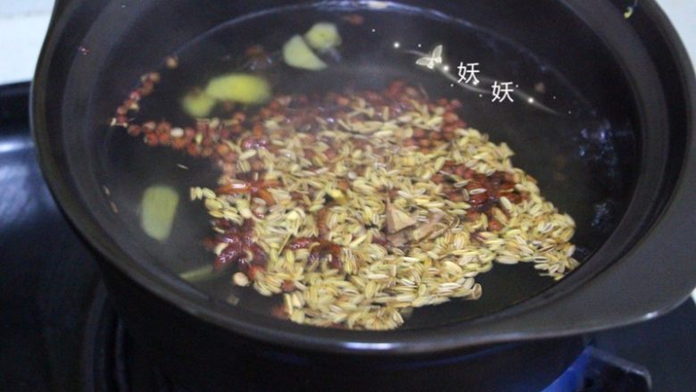 盐水毛豆,烧开一锅水，先把料放进去煮3，5分钟，煮出香味，加盐，盐比平时做汤做菜要多一些。