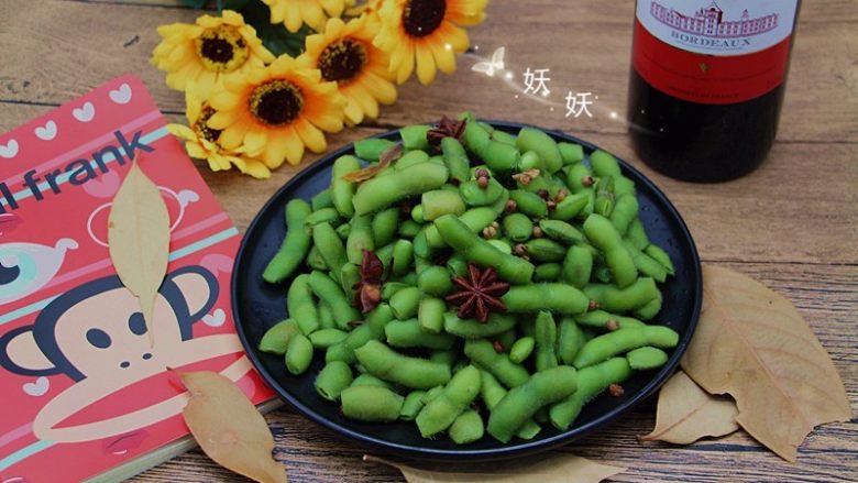 盐水毛豆,煮好取出晾凉就可以食用,还可以马上放入冰箱冷冻,可保毛豆颜色碧绿脆嫩,注意观察,每家冰箱制冷时间不同,不要让毛豆结冰即可。