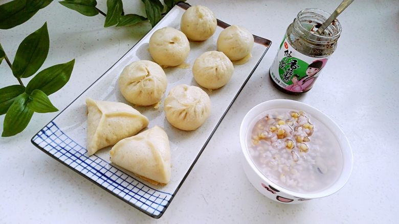 百变面食之家常生煎包,生煎包子搭配杂粮粥，既简单又营养丰富。