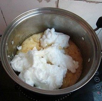 杏仁牛轧糖,煮好的糖浆 迅速倒入蛋白,用电动打蛋器快速搅拌均匀