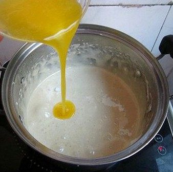 杏仁牛轧糖,再分两次加入黄油,继续用电动打蛋器搅打均匀